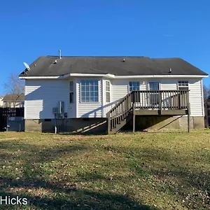 Pet- Friendly, & Close To Uptown Holiday home