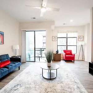 Luxury Wifi, Gym, Pool, Shops & Food! Unit 329 Apartment