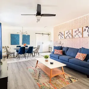 4 Bedroom Bungalow - 5 Min To Uptown Holiday home